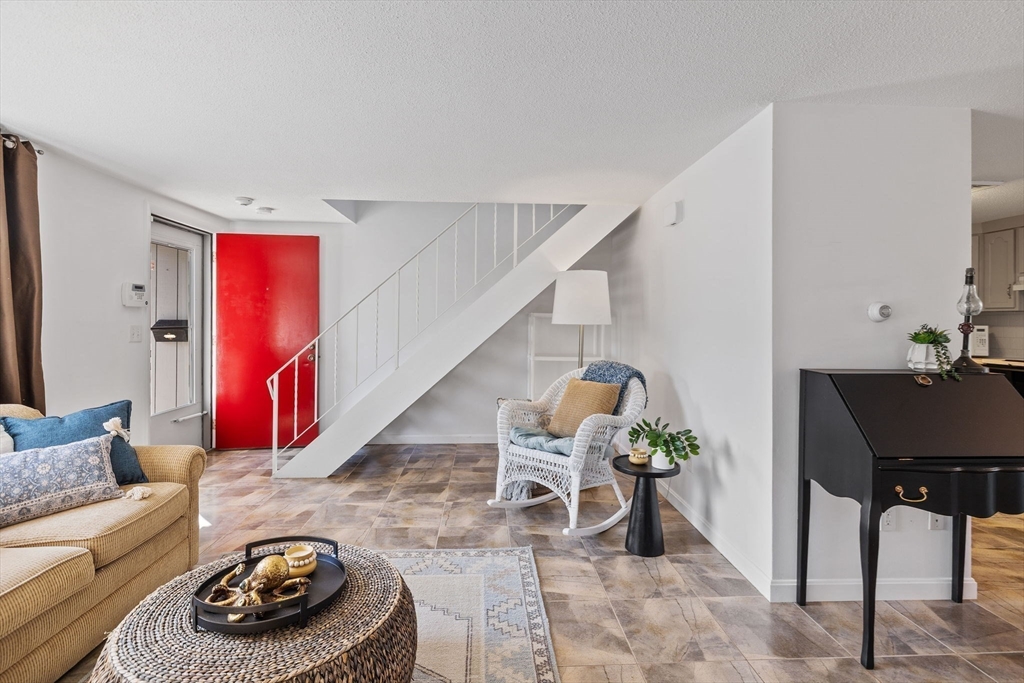 855 W Main St 11