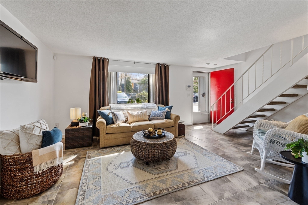855 W Main St 11