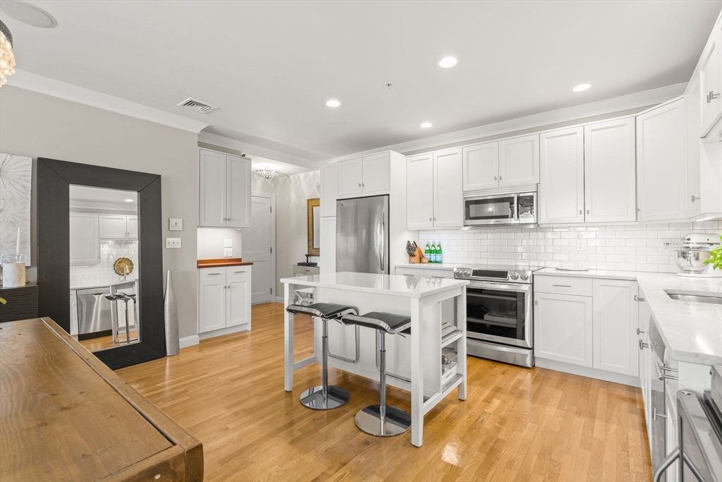 156 Green St 301