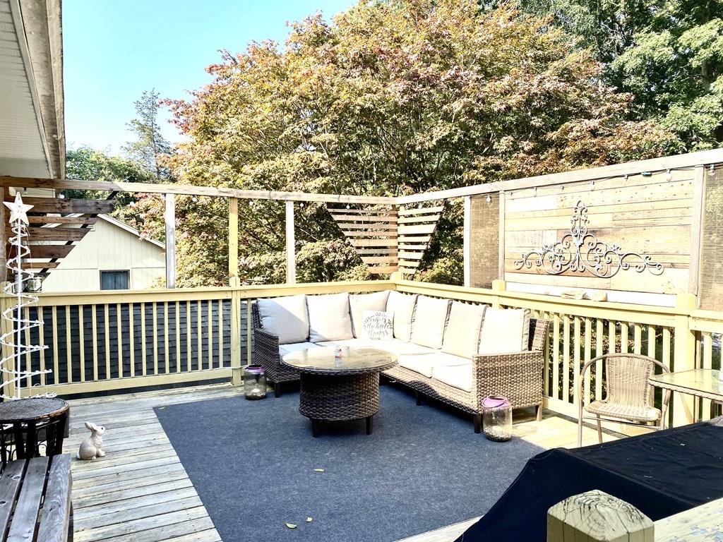 405 Village St 2