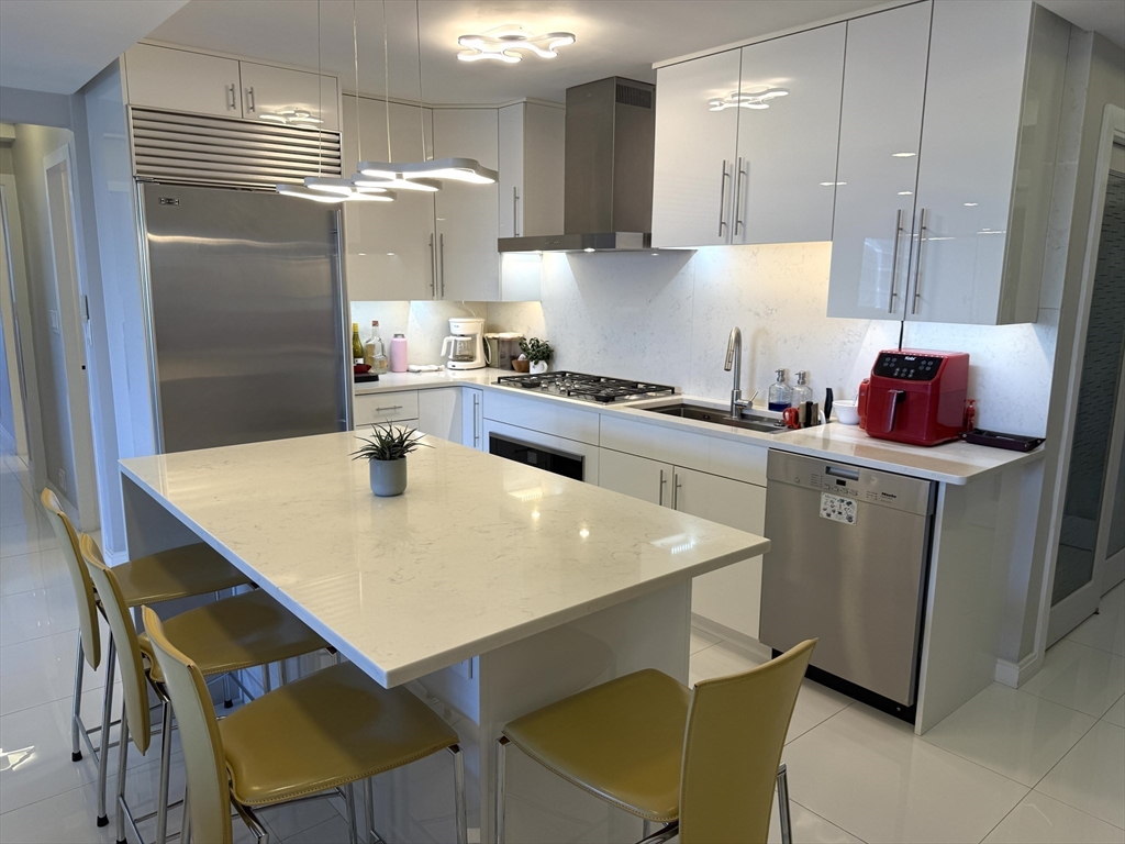 Boston, Massachusetts 02114, United States, 2 Bedrooms Bedrooms, ,2 BathroomsBathrooms,Residential,Active,175470