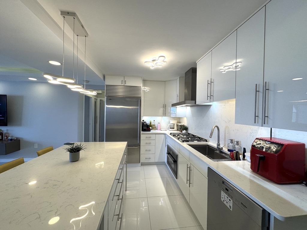 Boston, Massachusetts 02114, United States, 2 Bedrooms Bedrooms, ,2 BathroomsBathrooms,Residential,Active,175470