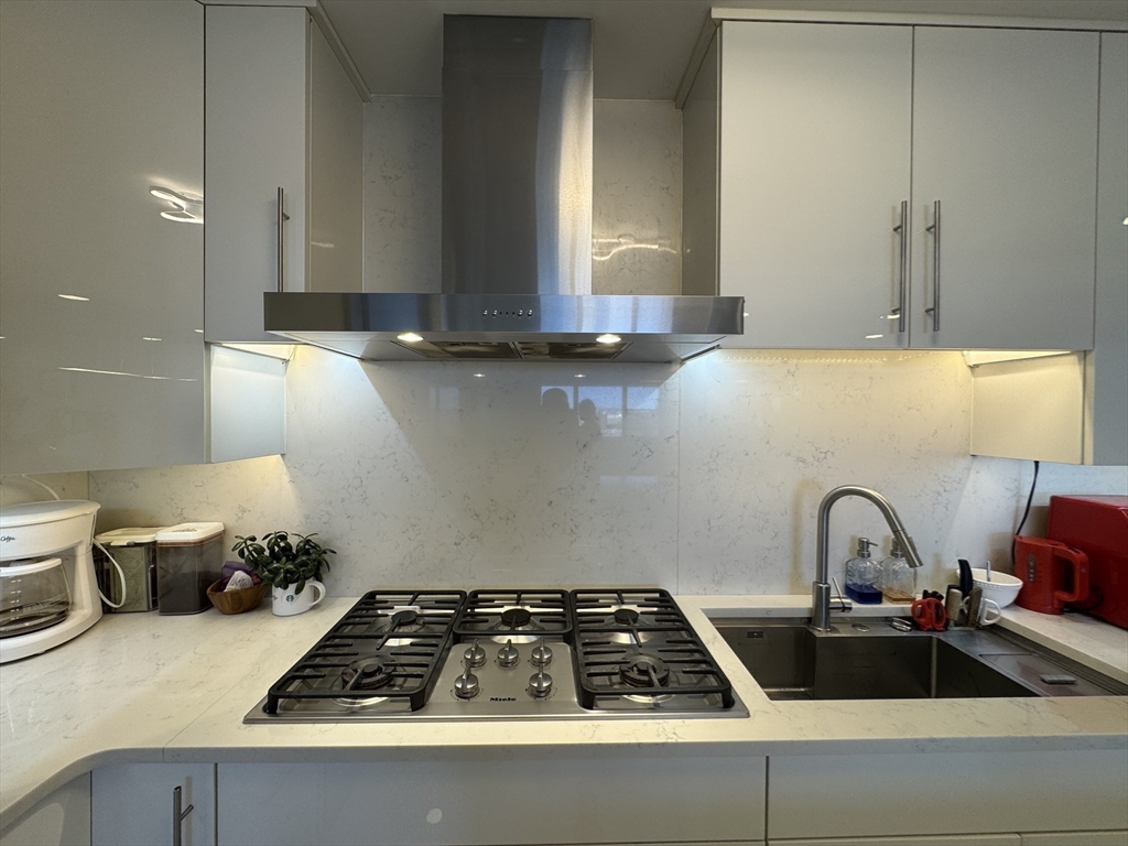 Boston, Massachusetts 02114, United States, 2 Bedrooms Bedrooms, ,2 BathroomsBathrooms,Residential,Active,175470