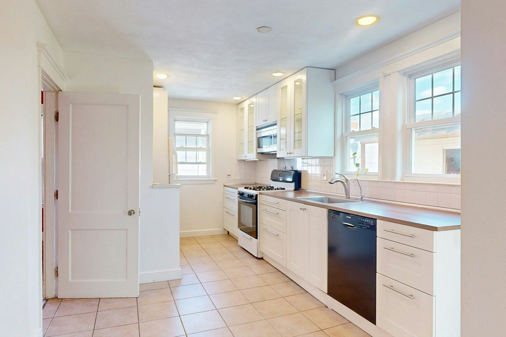 8 Douglas Ave, Somerville, MA Photo #24
