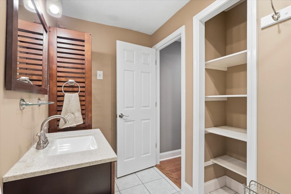 2 Karena Drive #12, Taunton, MA Photo #23