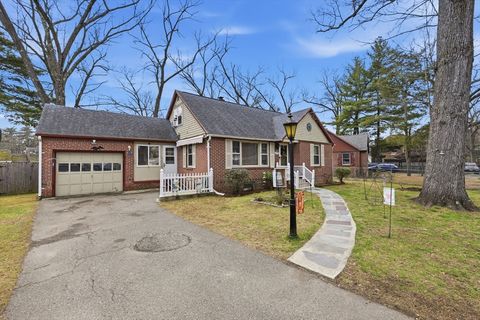 Photo of 19 Carnavon Circle, Springfield, MA 01109 (MLS # 73493823)