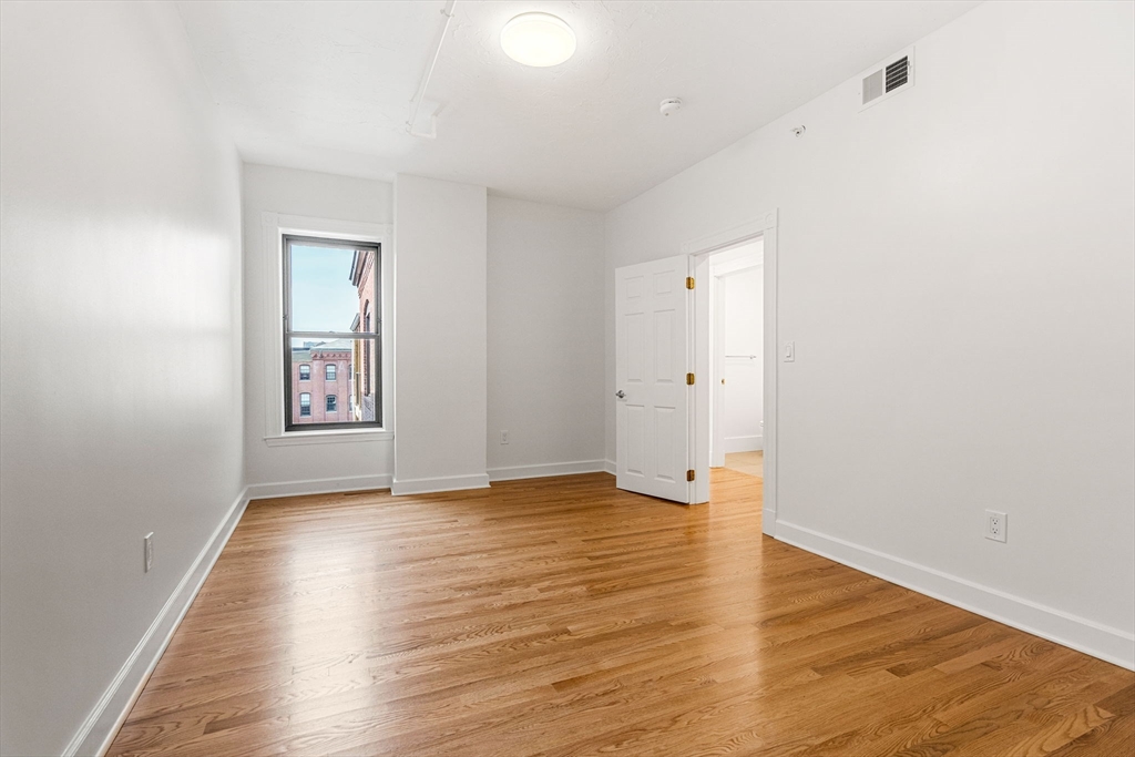 Cambridge, Massachusetts 02139, United States, 2 Bedrooms Bedrooms, ,2 BathroomsBathrooms,Residential,Active,161255