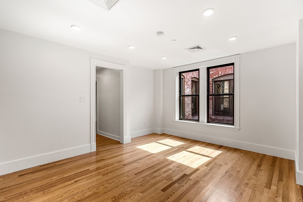 Cambridge, Massachusetts 02139, United States, 2 Bedrooms Bedrooms, ,2 BathroomsBathrooms,Residential,Active,161255