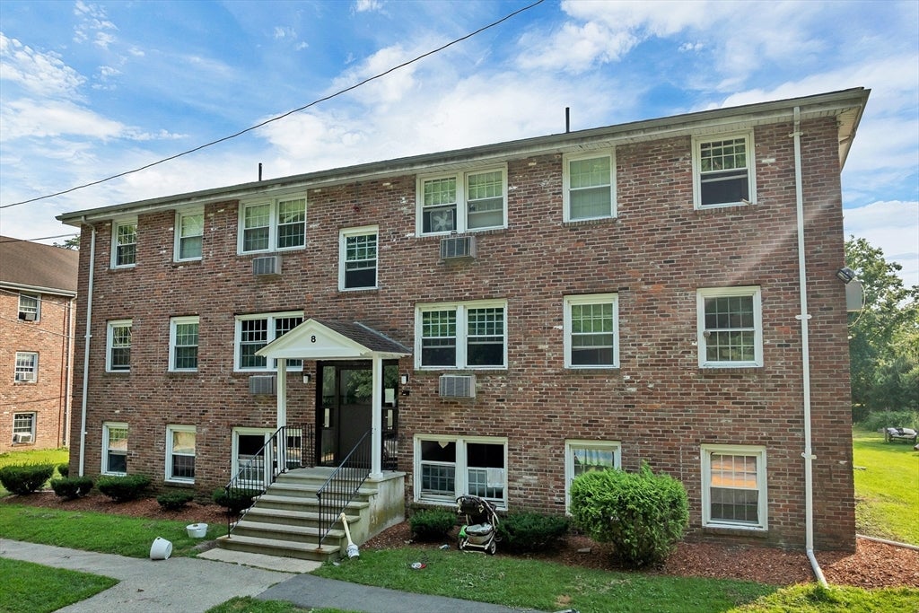 Photo of 8 Carriage Hill Rd, Amesbury, MA