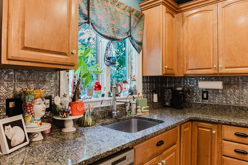 Swansea, Massachusetts 02777, United States, 5 Bedrooms Bedrooms, ,2 BathroomsBathrooms,Residential,Active,172780