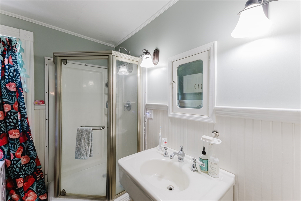 Swansea, Massachusetts 02777, United States, 5 Bedrooms Bedrooms, ,2 BathroomsBathrooms,Residential,Active,172780