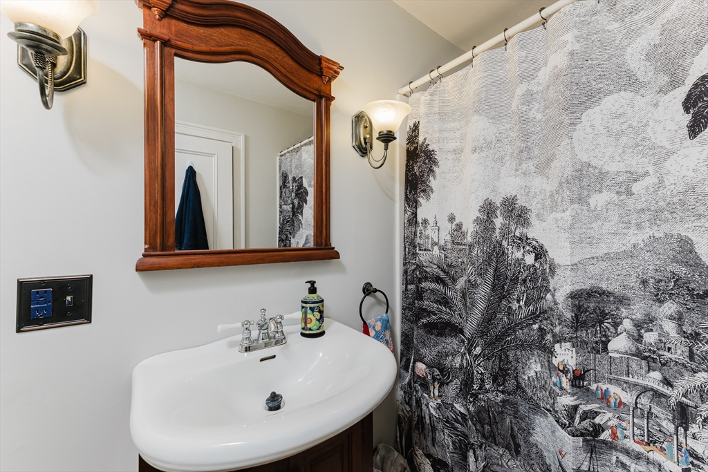 Swansea, Massachusetts 02777, United States, 5 Bedrooms Bedrooms, ,2 BathroomsBathrooms,Residential,Active,172780