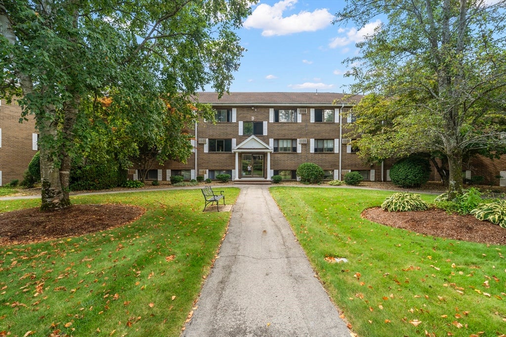 Photo of 45 Macy St, Amesbury, MA