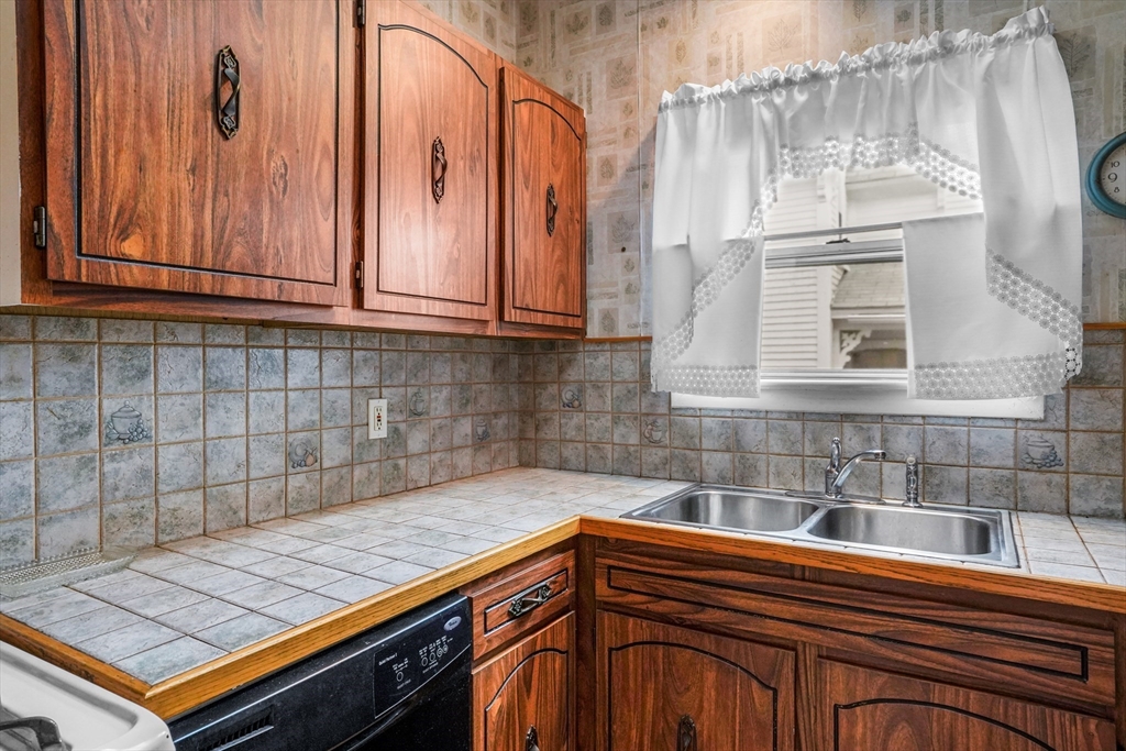 122 S Walker St, Lowell, MA Photo #25