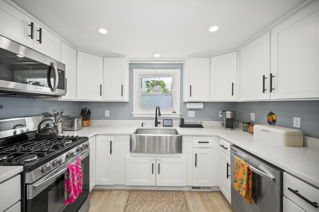 9 Mayflower Ave