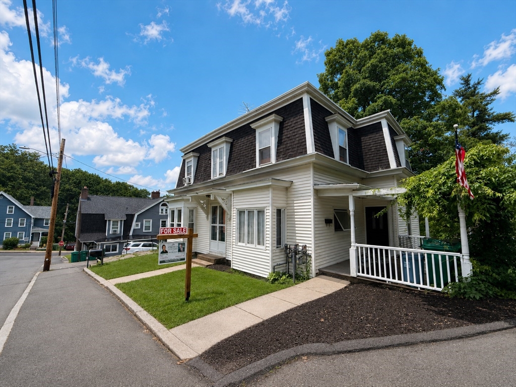 8 Hawes St