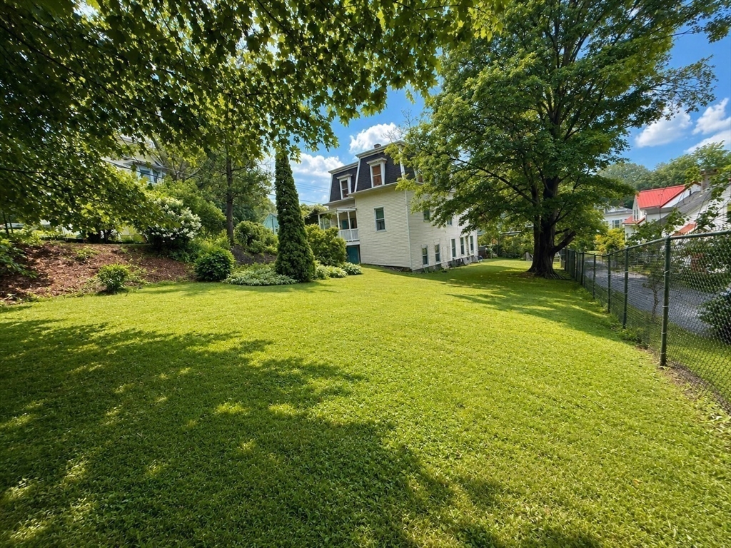 8 Hawes St