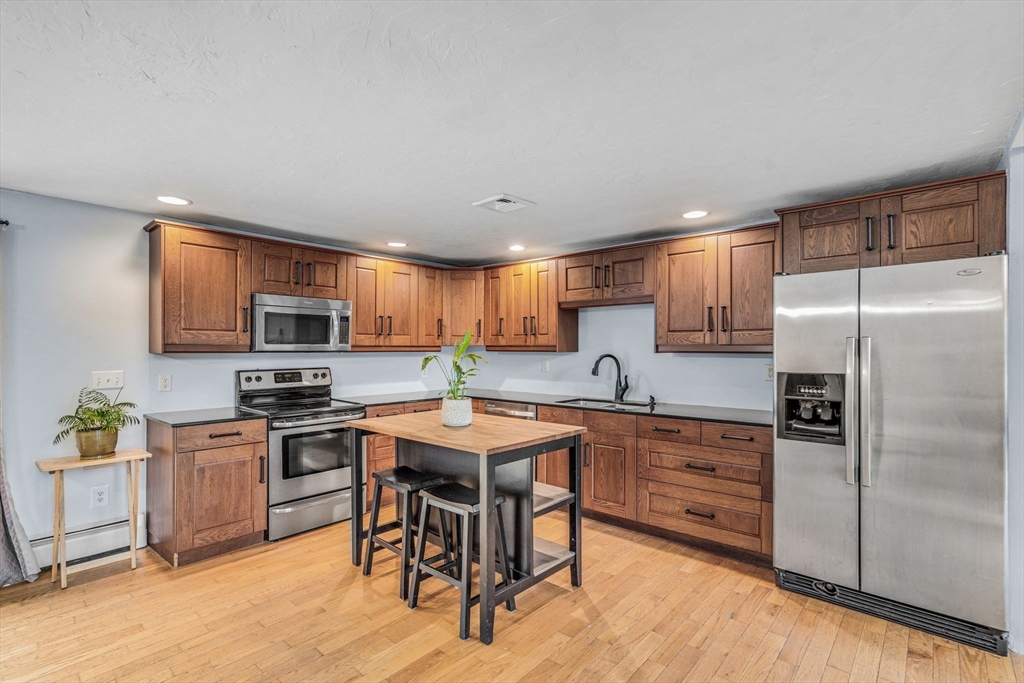 Bellingham, Massachusetts 02019, United States, 3 Bedrooms Bedrooms, ,3 BathroomsBathrooms,Residential,Pending,135664