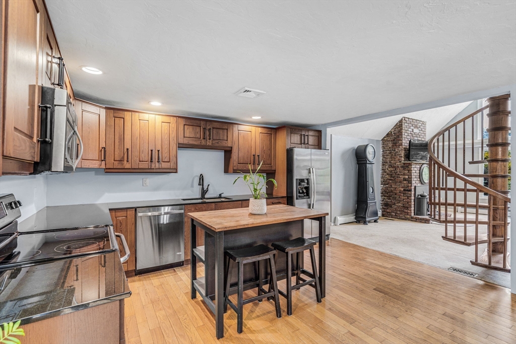 Bellingham, Massachusetts 02019, United States, 3 Bedrooms Bedrooms, ,3 BathroomsBathrooms,Residential,Pending,135664