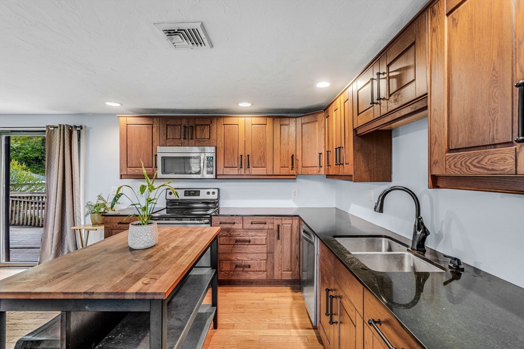 Bellingham, Massachusetts 02019, United States, 3 Bedrooms Bedrooms, ,3 BathroomsBathrooms,Residential,Pending,135664