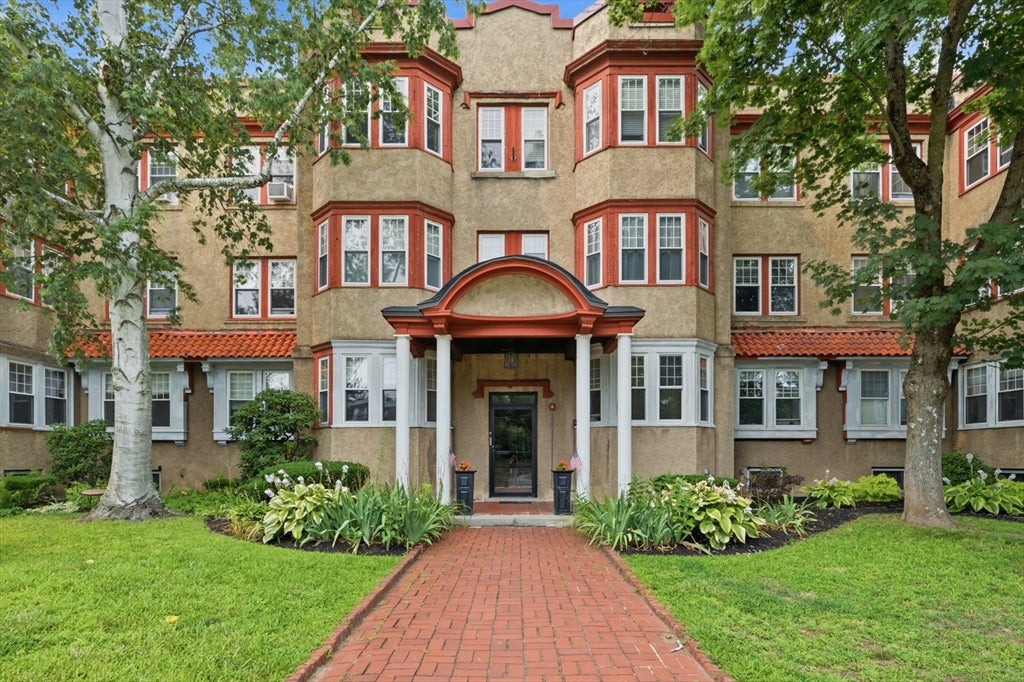 585 Franklin Street 6