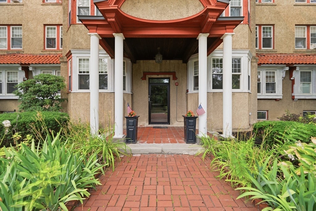 585 Franklin Street 6