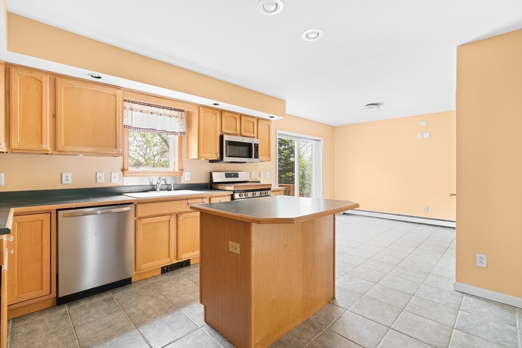 19 Pinehurst Ave, Saugus, MA Photo #6
