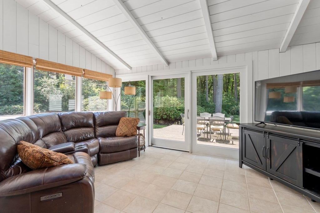 51 Laurelwood Rd