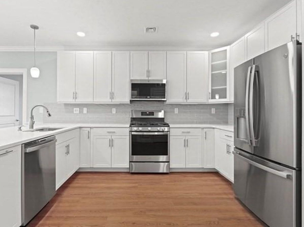 Medford, Massachusetts 02155, United States, 2 Bedrooms Bedrooms, ,2 BathroomsBathrooms,Residential,Active,97529