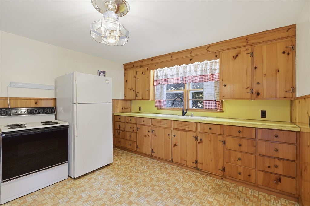 85 Bunker Hill Ave, Lowell, MA Photo #4