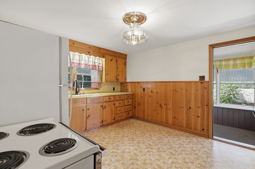 85 Bunker Hill Ave, Lowell, MA Photo #5