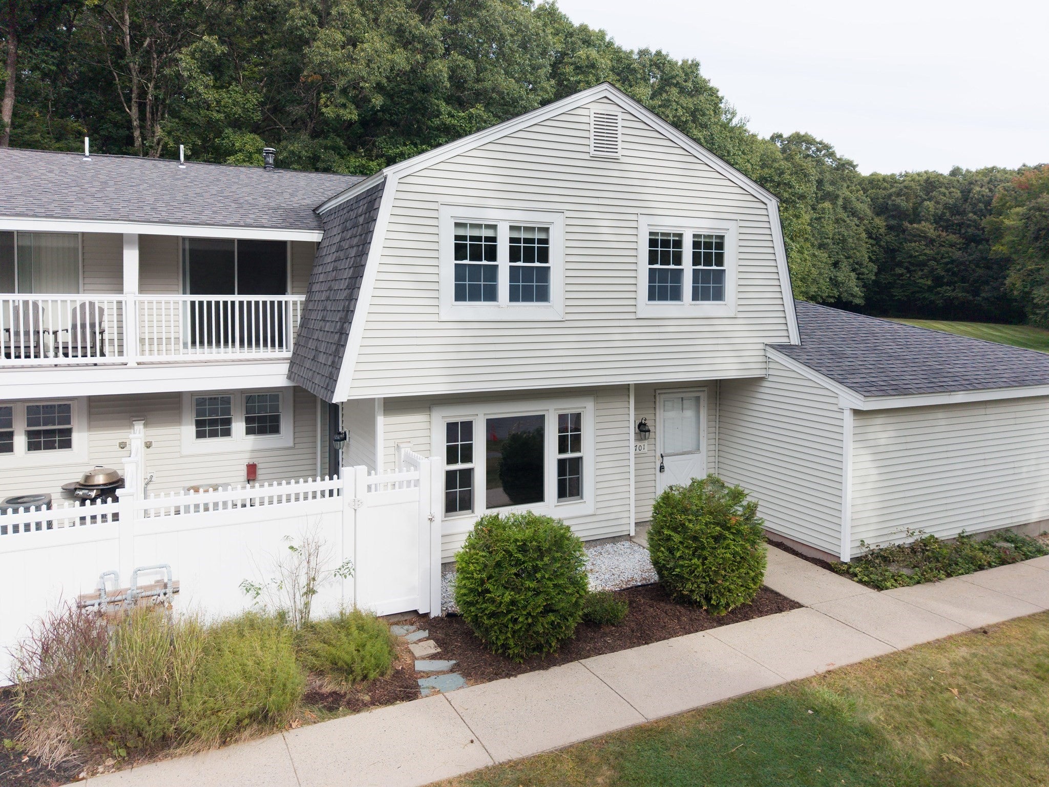 701 Edgebrook Dr 701