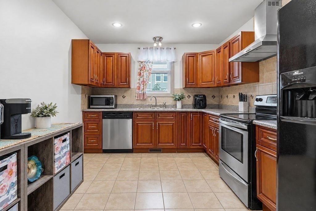 252 Whitman St, New Bedford, MA, 252 Whitman St, New Bedford, MA Photo #9