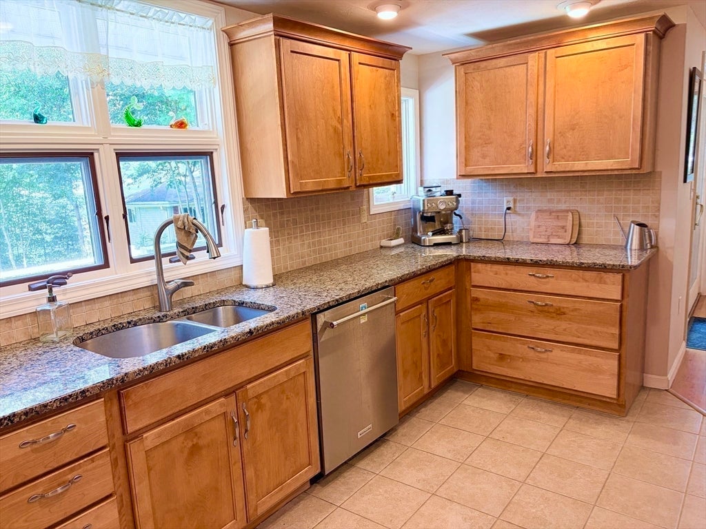 11 Cove Dr, Sturbridge, MA Photo #10