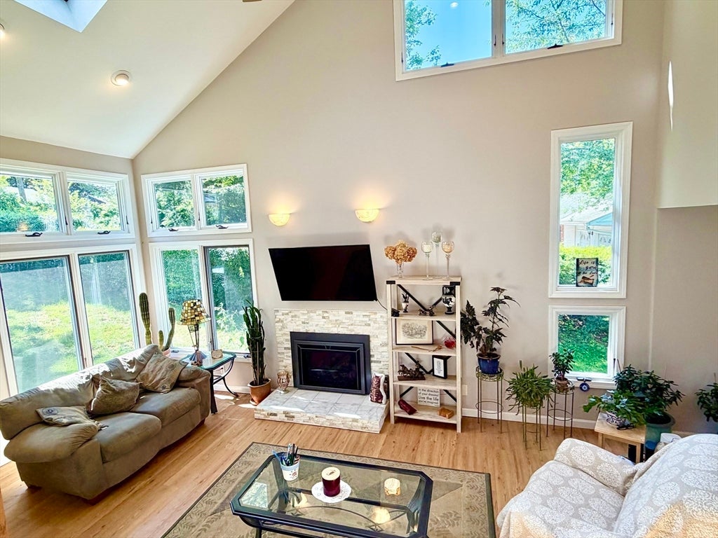 11 Cove Dr, Sturbridge, MA Photo #5