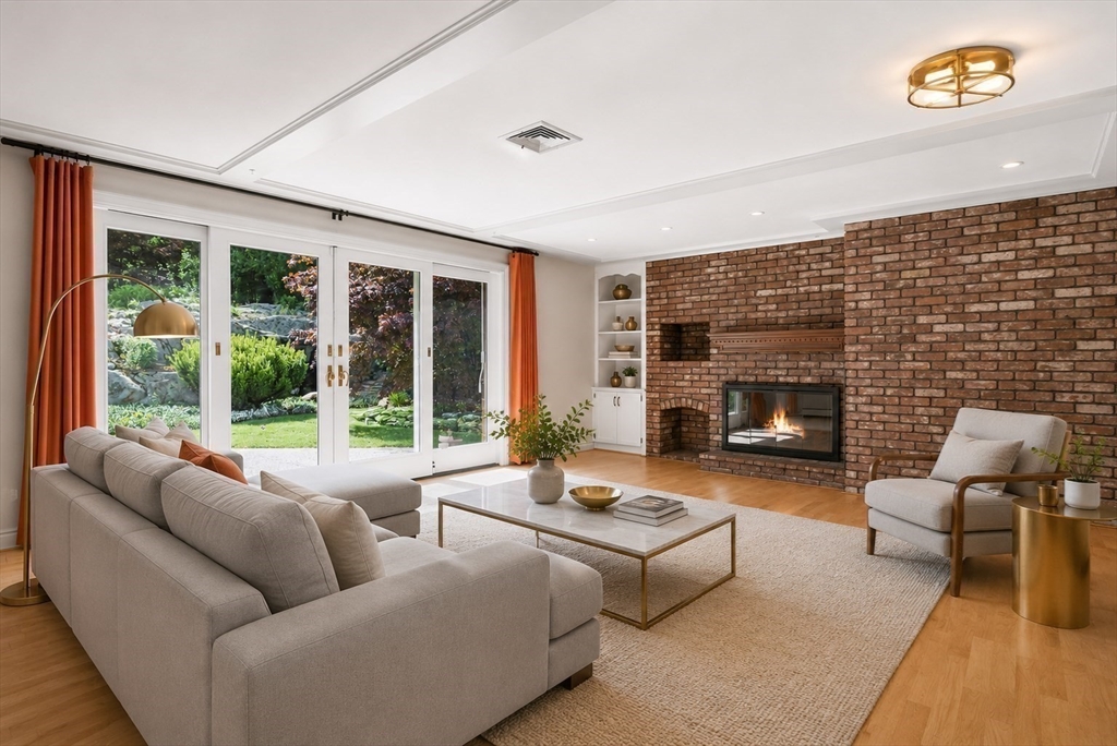 12 Burton Farm Dr