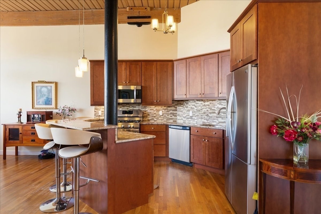 491 Dutton St 403