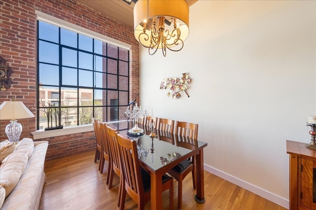 491 Dutton St 403