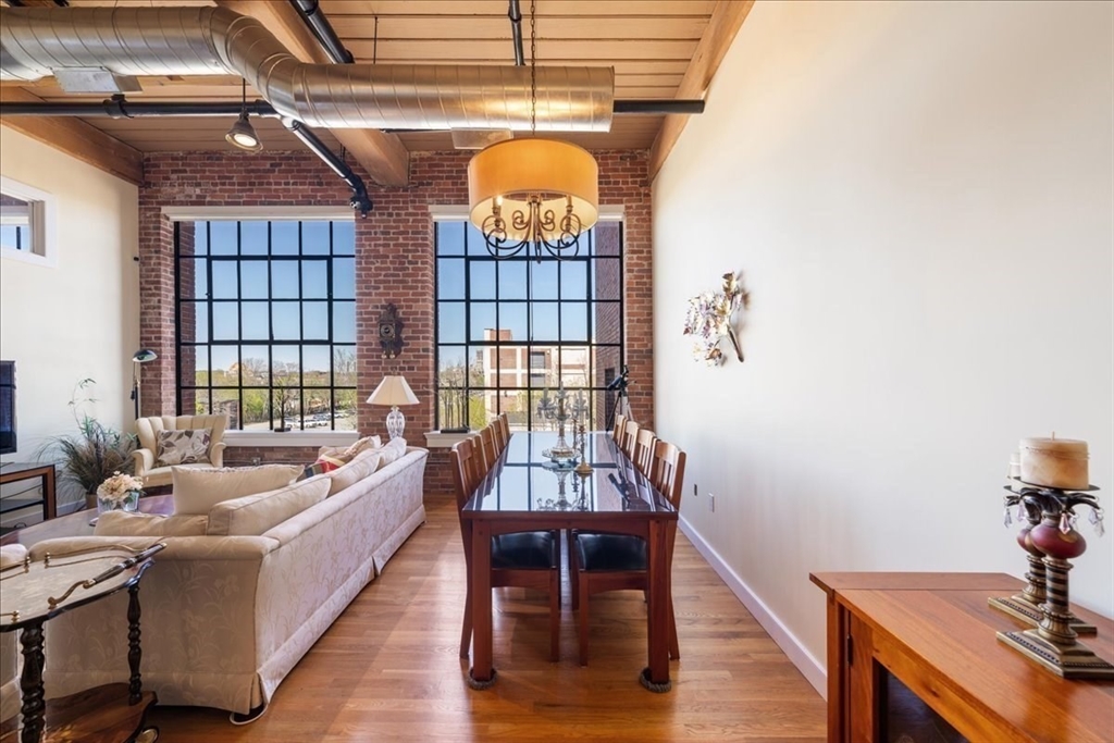 491 Dutton St 403