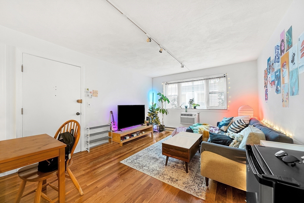 104 Trowbridge St 4