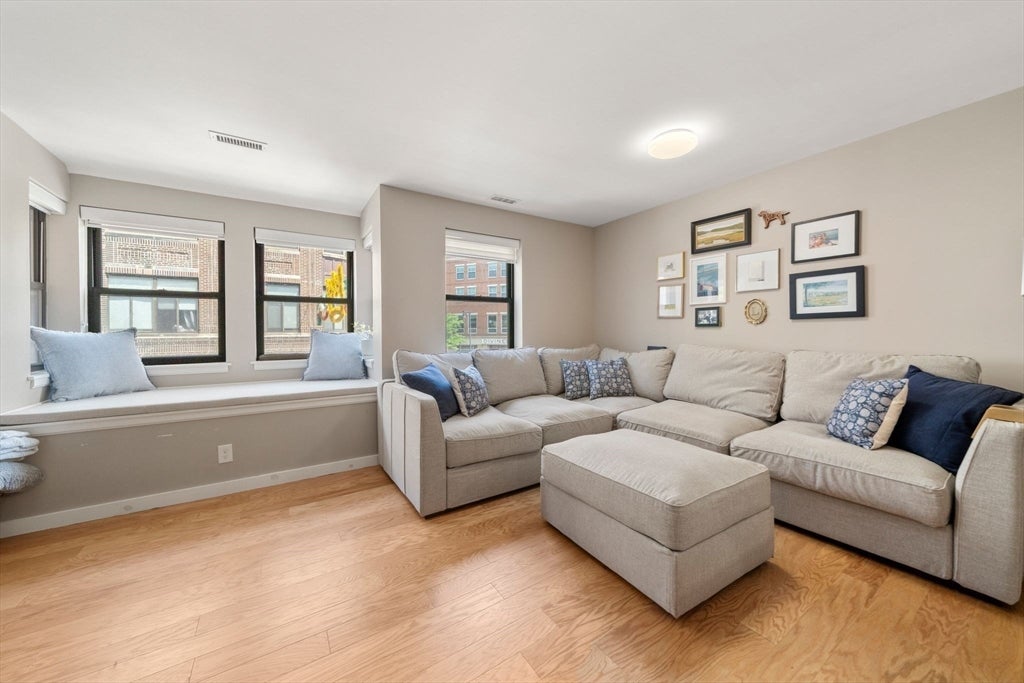 376 Commercial Street 2B