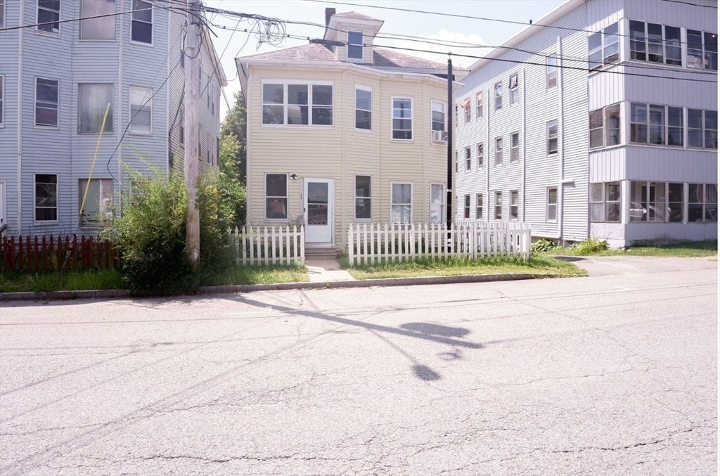 Photo of 18 Knowlton St, Gardner, MA