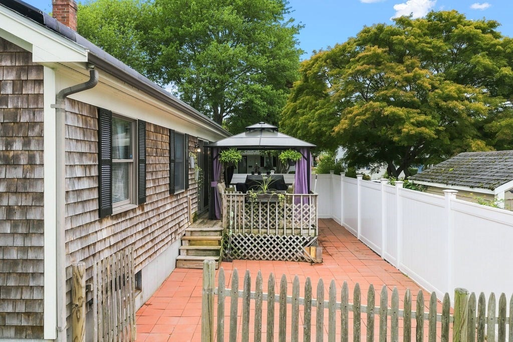 75 Acorn St, New Bedford, MA Photo #30