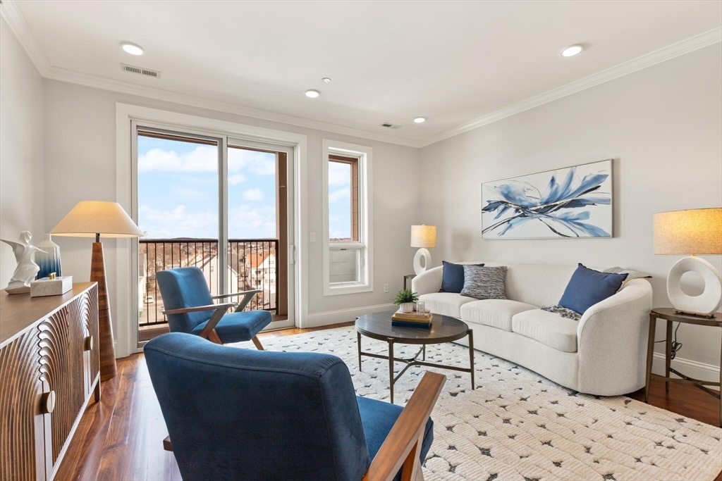 87 Medford St. 305