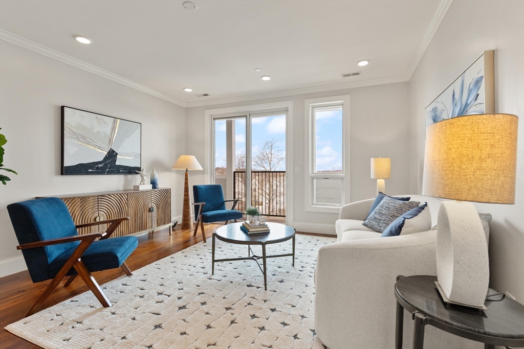 87 Medford St. 305