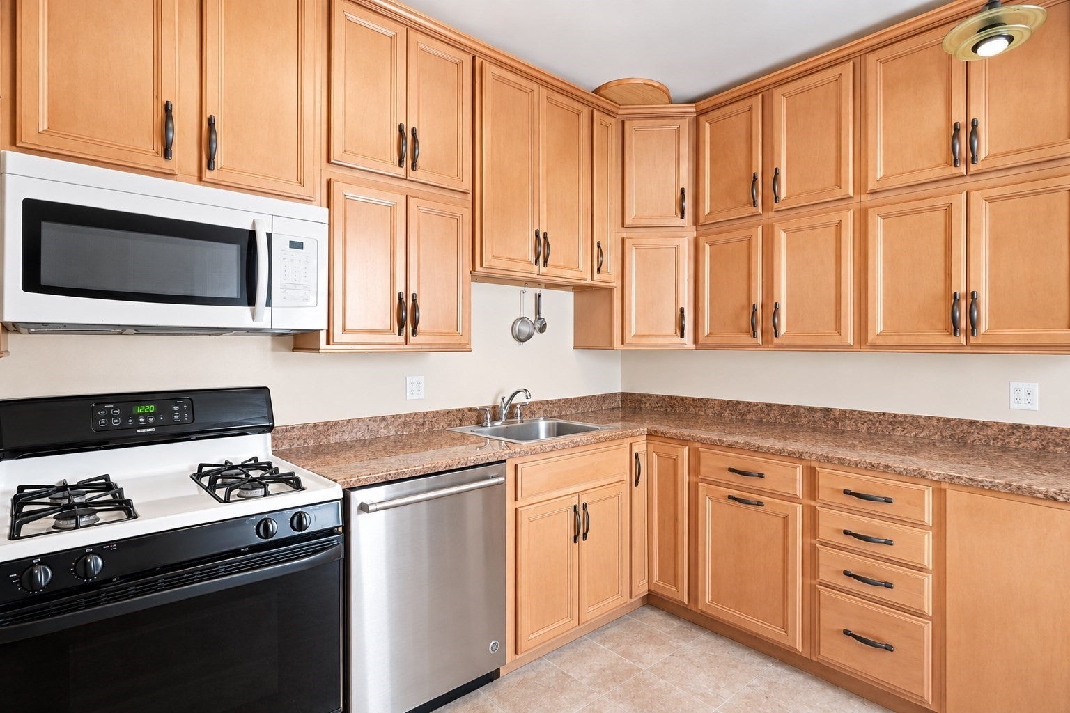 51 Hampshire St, Lowell, MA Photo #17