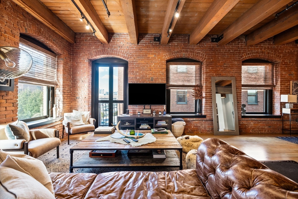21 Wormwood St 412