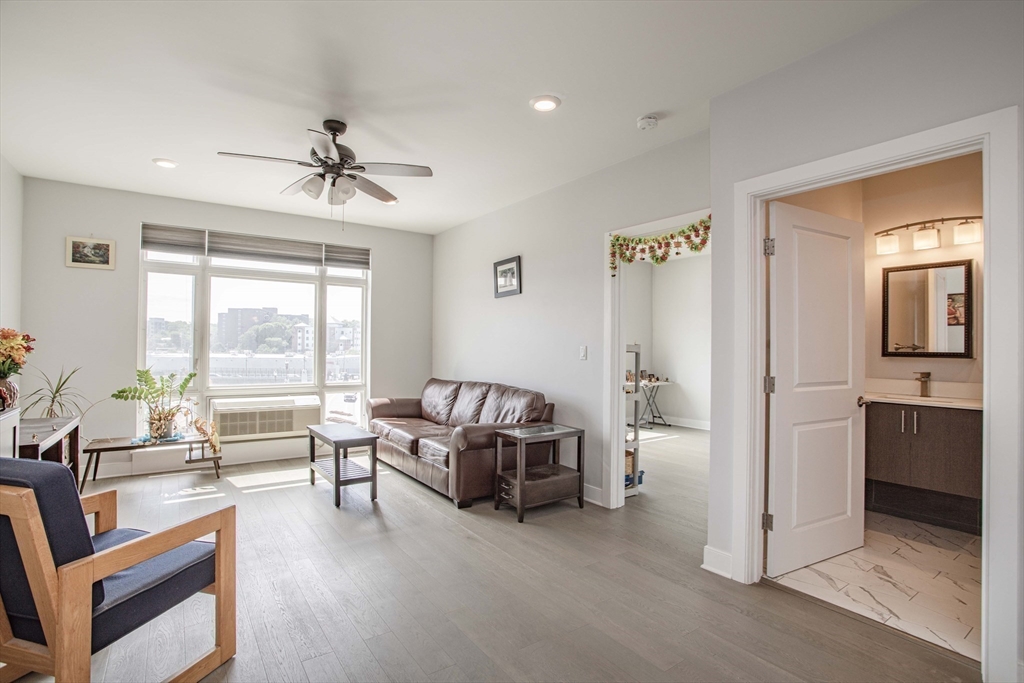 18 Cliveden St 406W