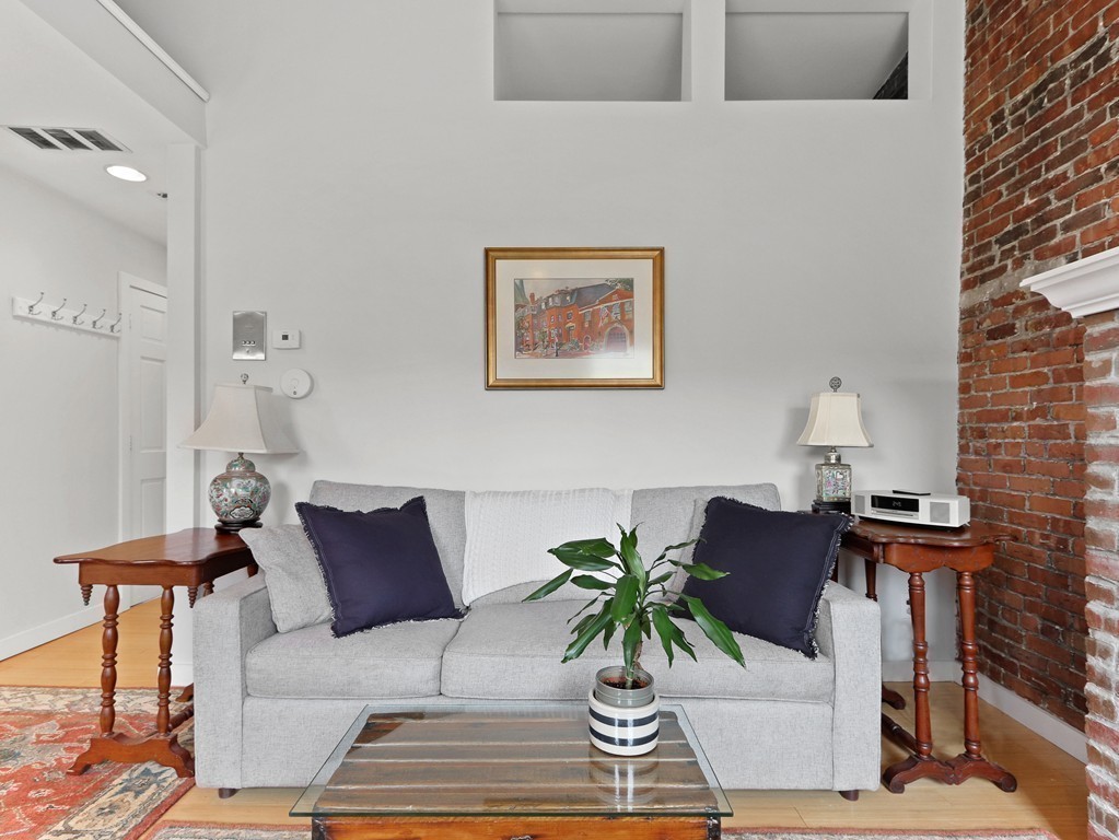 Boston, Massachusetts 02114, United States, 1 Bedroom Bedrooms, ,1 BathroomBathrooms,Residential,Pending,118439