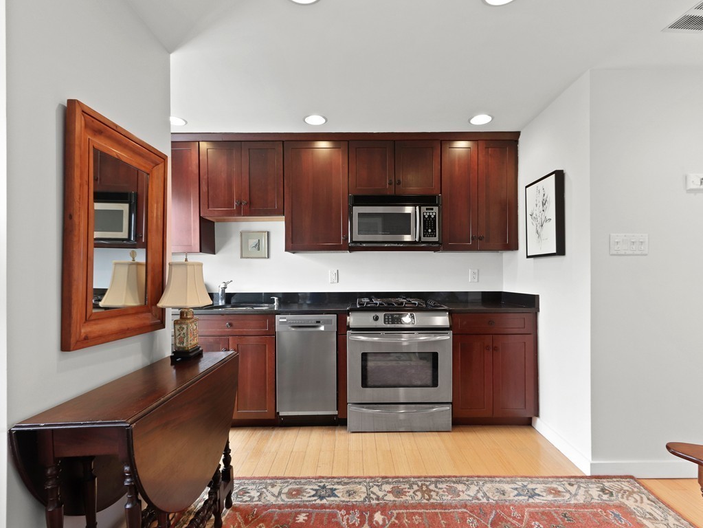 Boston, Massachusetts 02114, United States, 1 Bedroom Bedrooms, ,1 BathroomBathrooms,Residential,Pending,118439